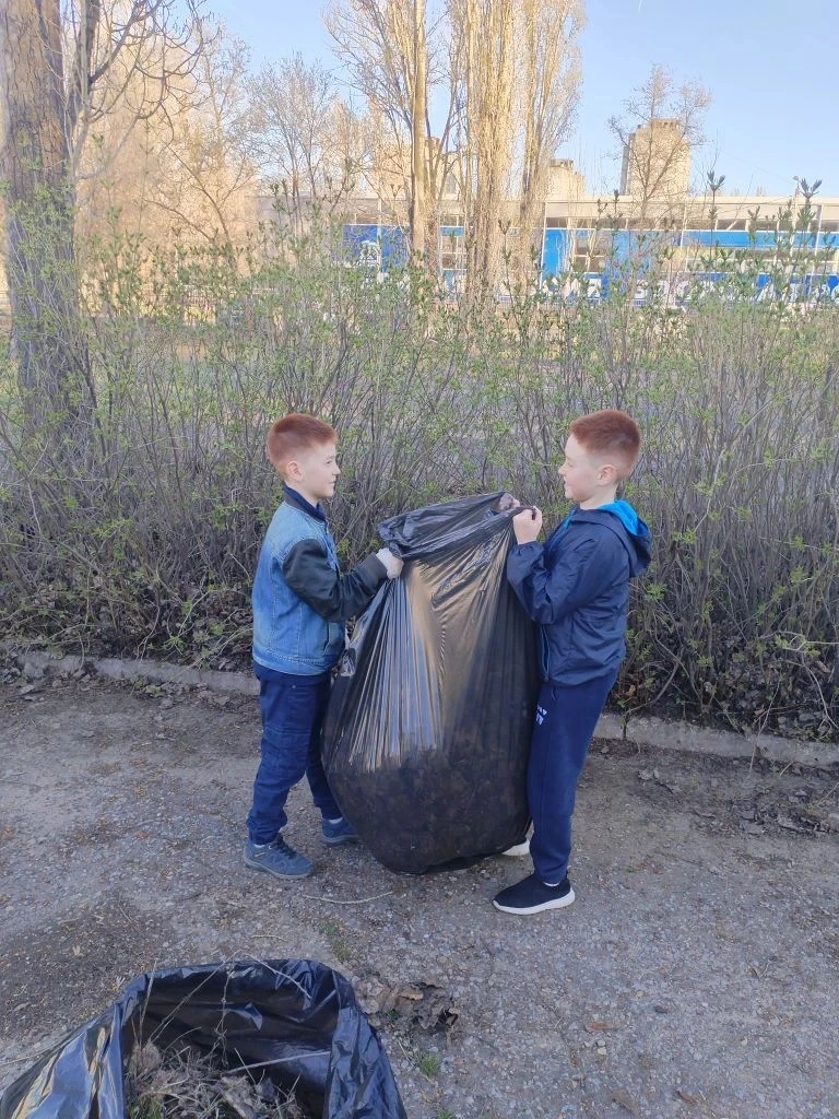🤝Трудовой десант из учащихся 1В, 2Г, 3А, 4Д и 6Г сегодня потрудился на славу 👍 ребята, их родители и
