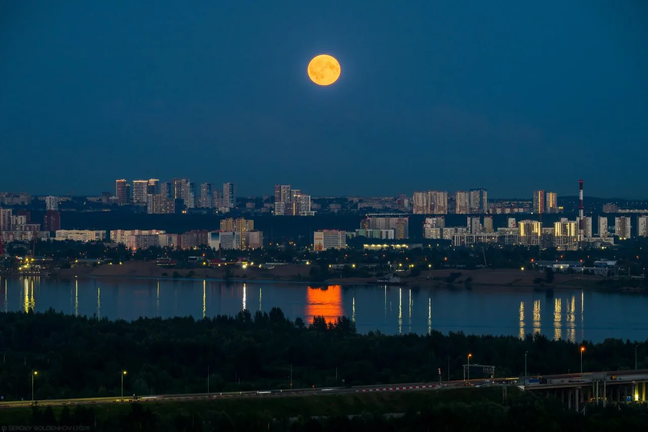 Полнолуние над Пермью вчерашним вечером
⠀
Фото Сергей Болденков

Подпишись max.ru/vikiperm