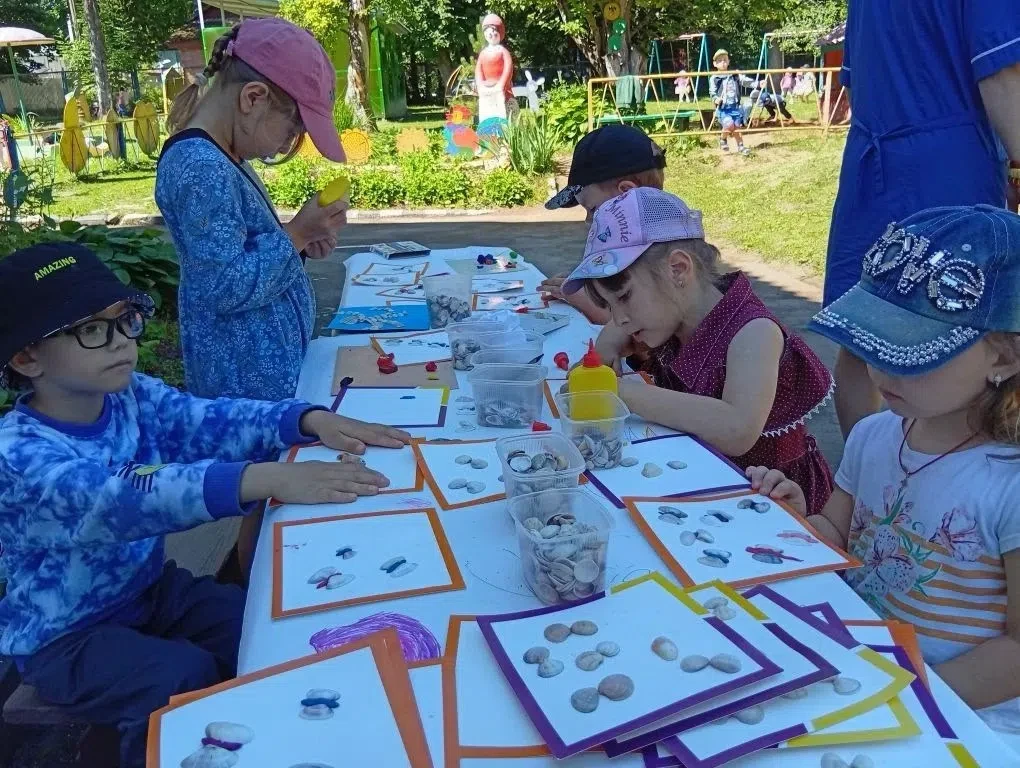 В рамках проекта "Сокровища Чёрного моря" сделали картины из ракушек.