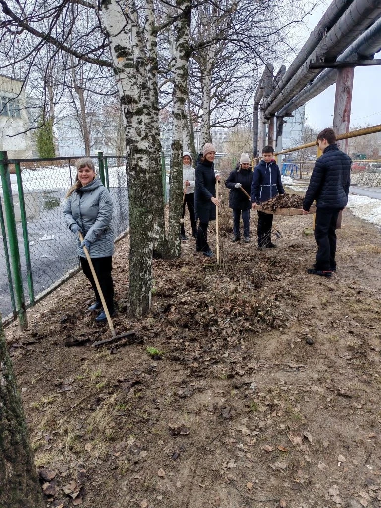 🌱 Субботник удался!  Сегодня, 3 апреля, несмотря на пасмурную погоду, наша команда — ученики, учител