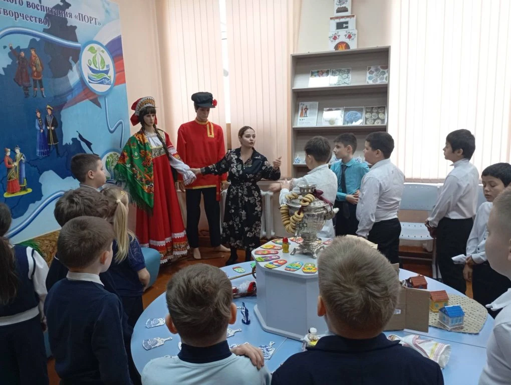 Сегодня обучающиеся МБОУ "Еткульская СОШ" совершили настоящее погружение в мир русской культуры! 🤩 И
