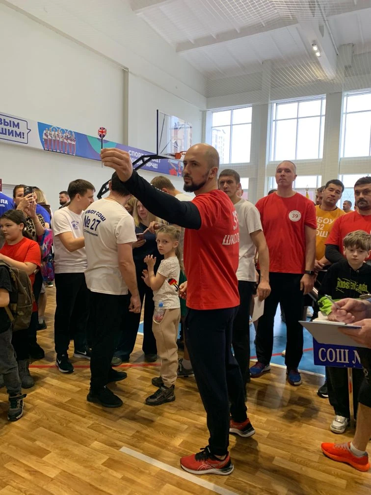 🇷🇺В преддверии праздника 23 февраля состоялись городские соревнования "Отцы-молодцы" Папы нашей школ