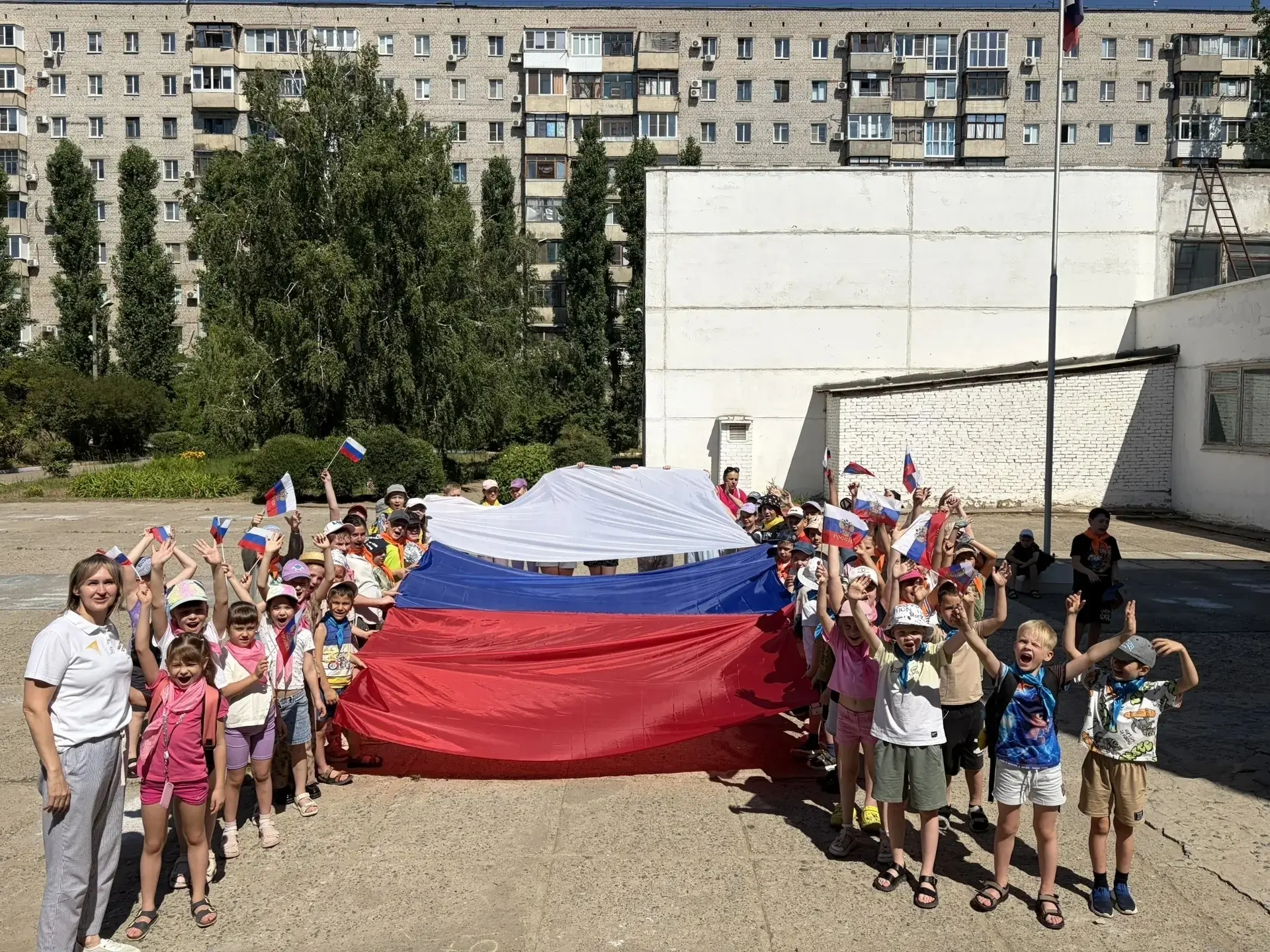🇷🇺 С Днём России в предвкушении праздника!

В нашем лагере «Улыбка» прошёл по-настоящему патриотич