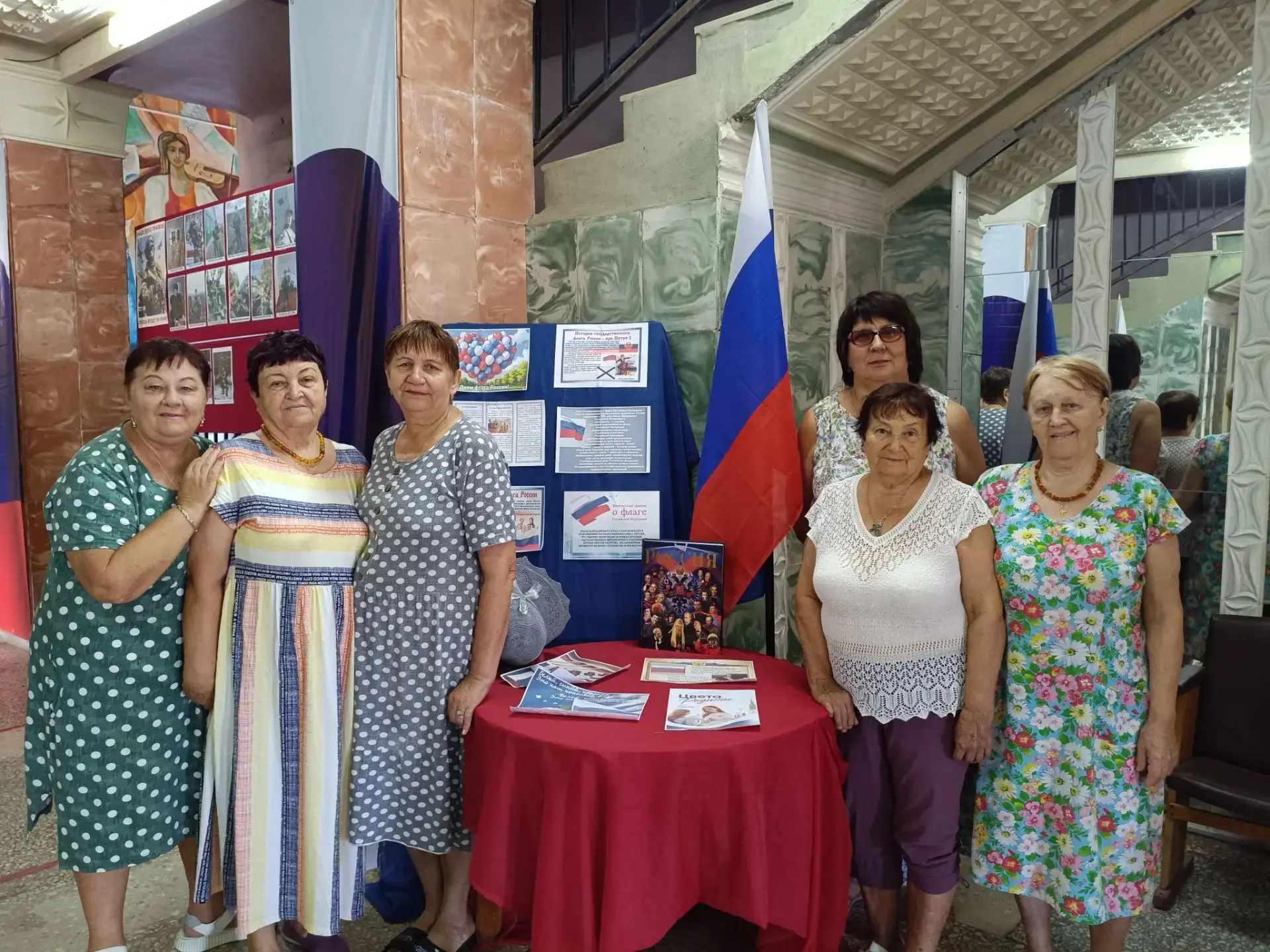 В доме культуры, организованна выставка, посвящённая Дню флага Российской Федерации, гд...