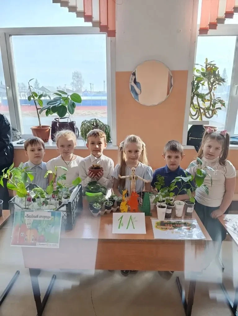 Сегодня в нашей школе состоялась экологическая выставка‑ярмарка «Меняй, покупай — Земле помогай», пр