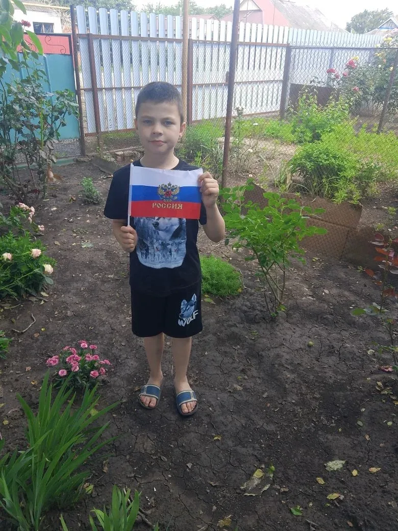 Учащиеся школы принимают участие в акции "Флаги России" в "День России". Гладкий Арсений, 2 класс