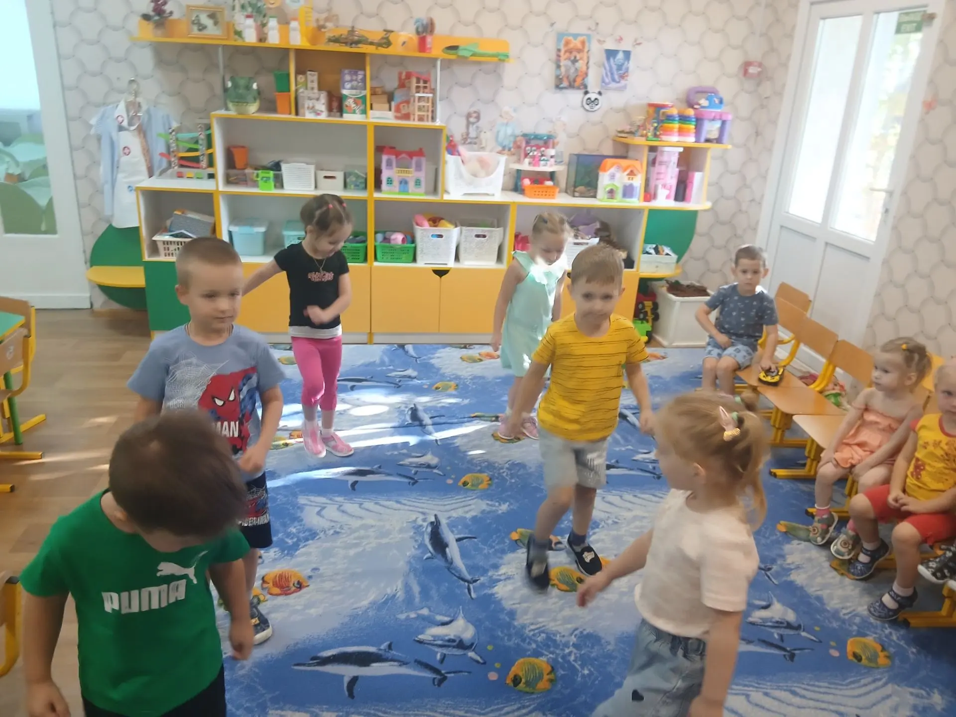 Пока мамы и папы на работе, мы в нашем саду бодро начинаем день. Наша утренняя зарядка ...