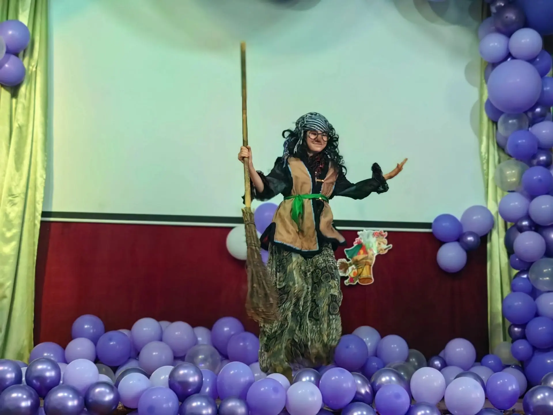 Сказочный переполох в пришкольном лагере! 🧹✨

В Молодежнинской школе состоялось событие, от которог