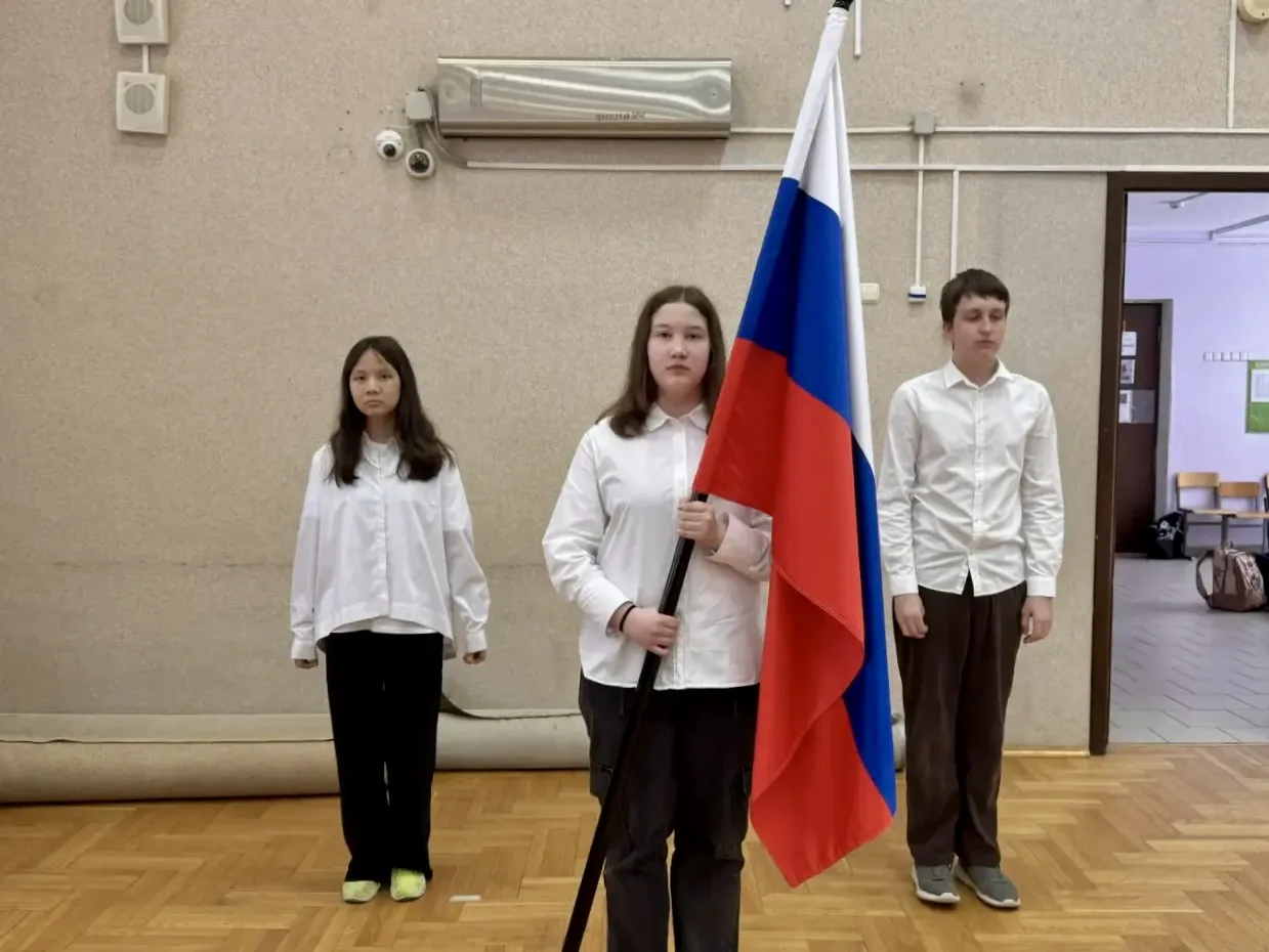 🇷🇺 Понедельник начинается с главного: Флаг и Гимн России!🇷🇺   Традиционно новая учебная неделя начал