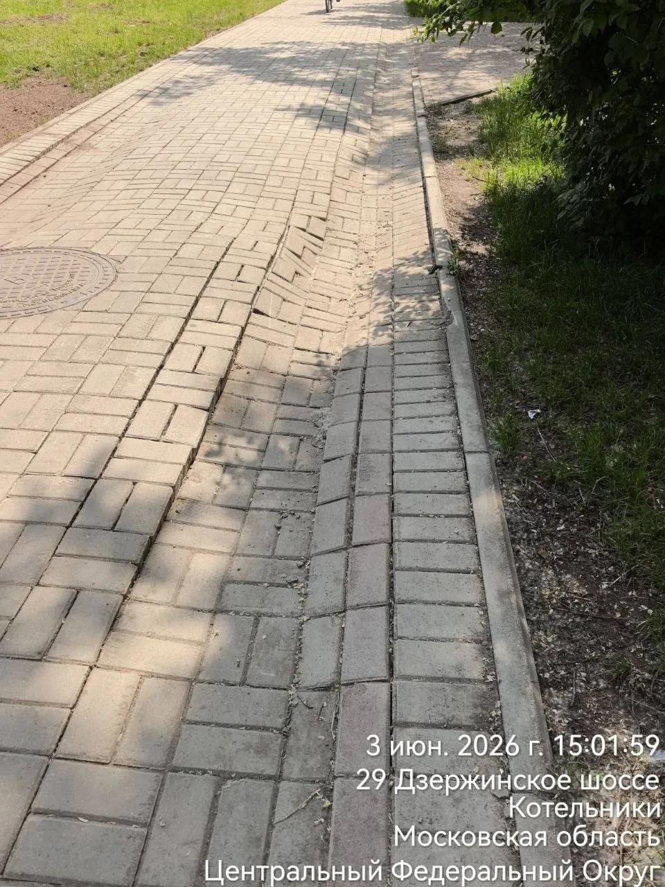 Вчера поработала техника у 2-й школы. Смотрите, какой теперь там «новый» тротуар 🤦‍♀️