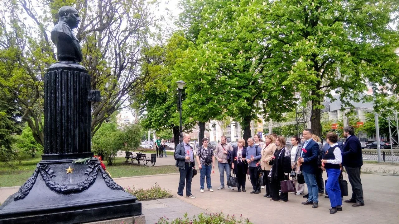Студенты и преподаватели ДонГУ провели мероприятия у памятника генералу Гурову  7 мая преподаватели 