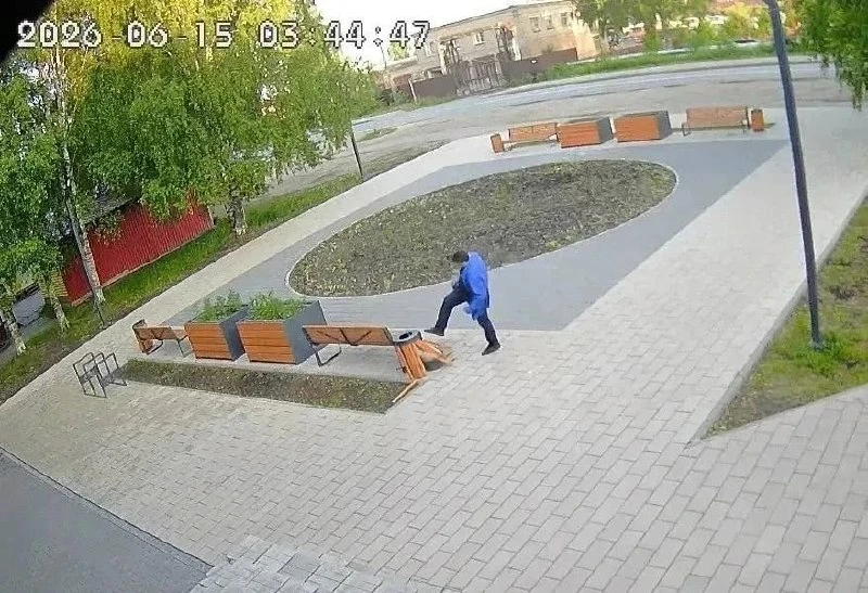 Вандал разбил мусорный контейнер в уютном благоустроенном сквере возле магазина «Уралочка» в посёлке