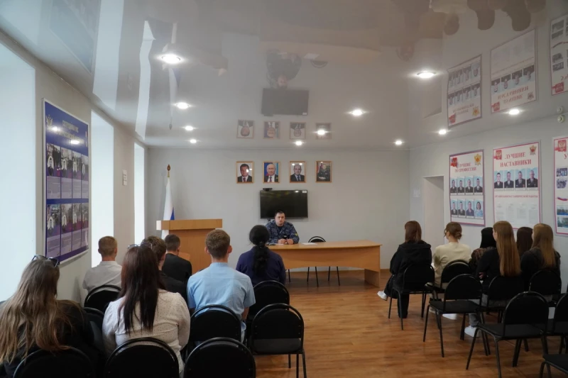 👮‍♂️ Курганские полицейские организовали для студентов экскурсию в следственный изолятор