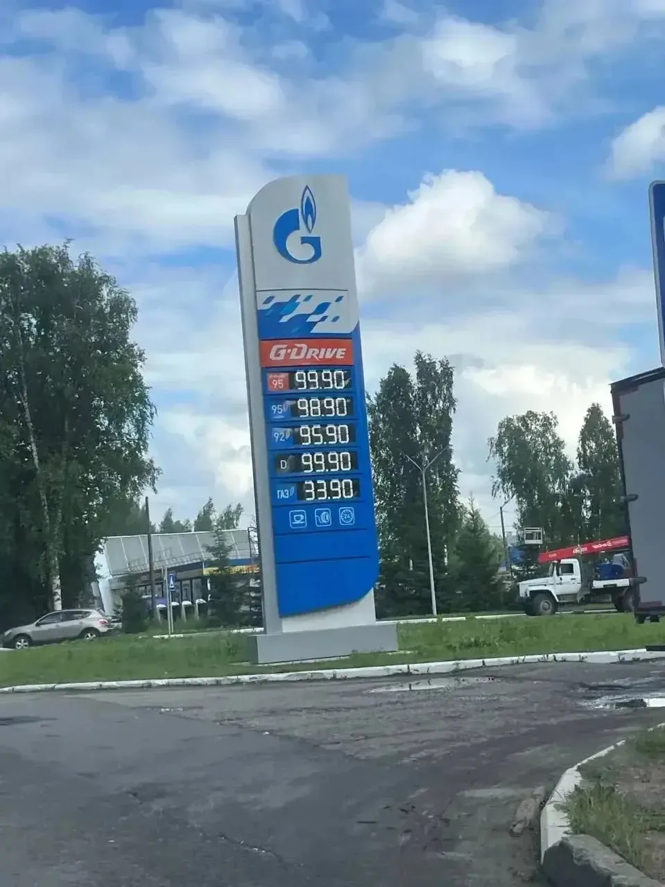 А вот такие цены сейчас у наших соседей в Ивановской области (на фото Кинешма) …