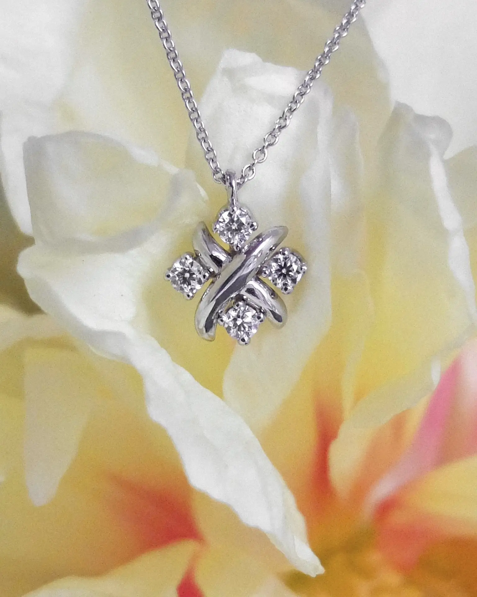 Колье Tiffany & Co.
из коллекции Sixteen Stone 😍

Характеристики:
✨ Металл: Платина 950 проба
✨ Вес