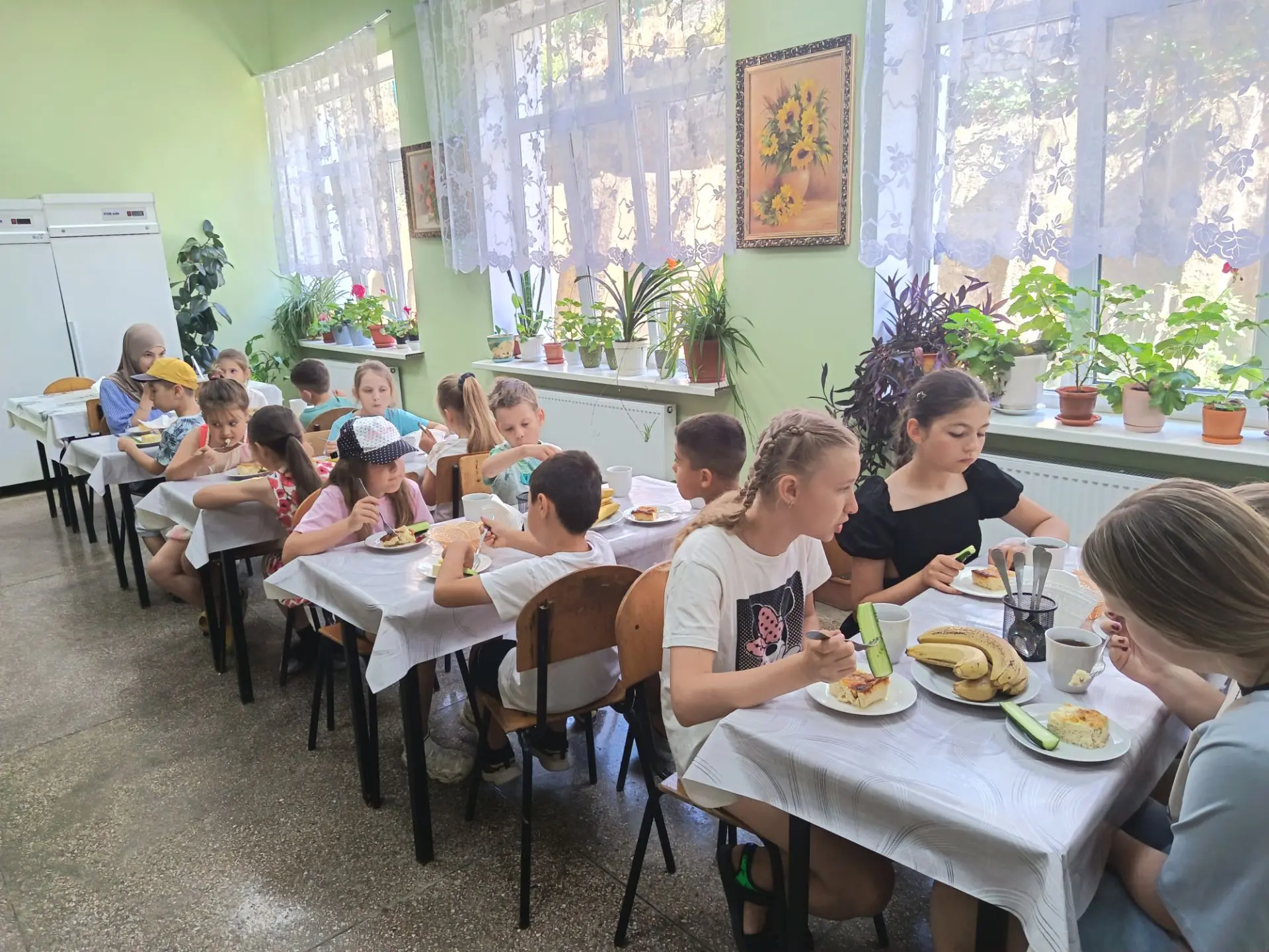 Утро началось в нашем лагере с бодрой зарядки на свежем воздухе, которая зарядила энергией на весь д