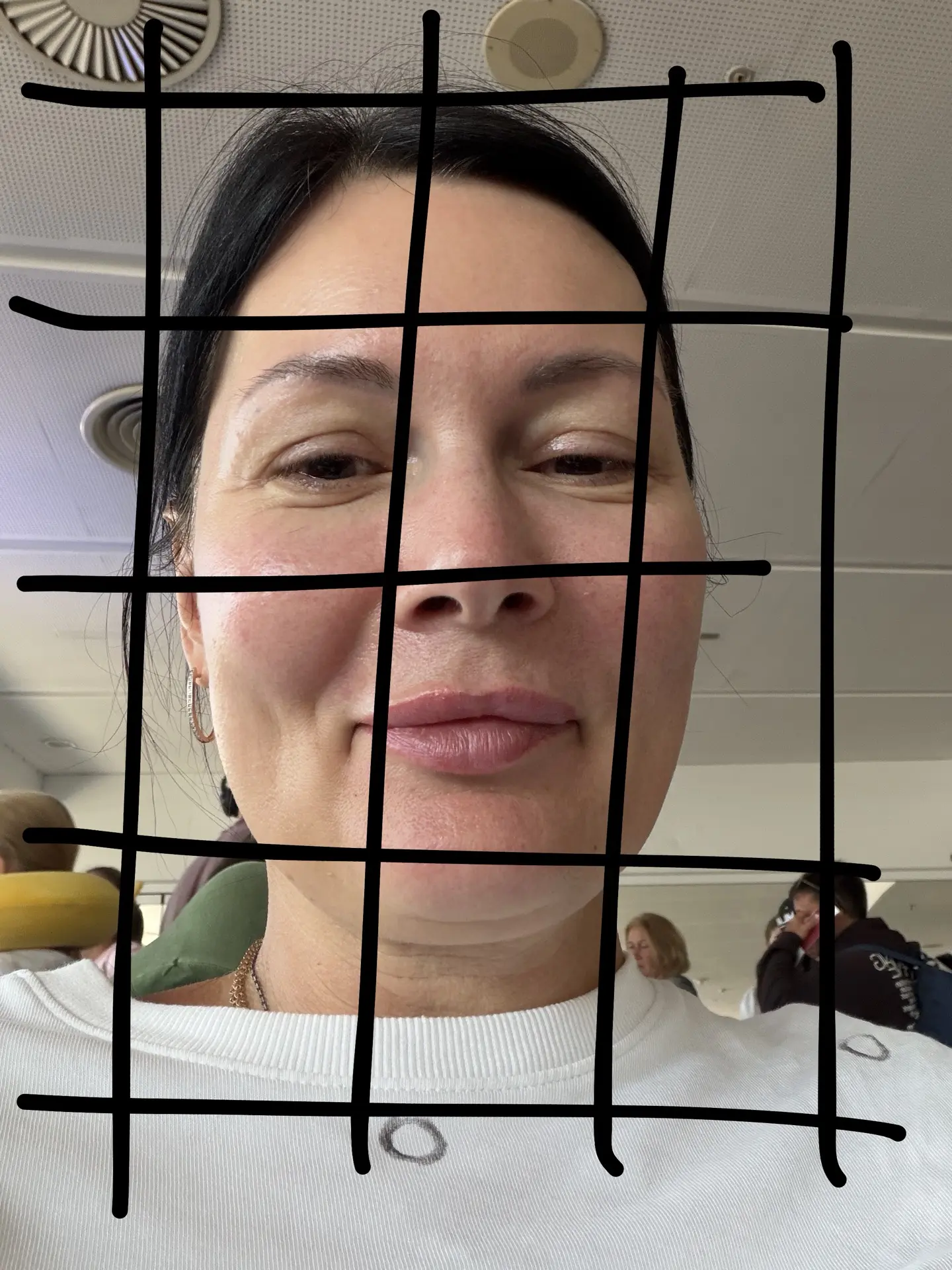 В очереди на посадку открыла  комментарии под вчерашним видео, где у Лизки сдуло трусы,