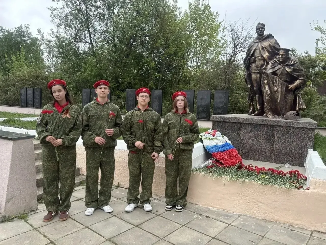 🎖️ Минута молчания, цветы у памятника - и сердце замирает…  Наши юнармейцы сегодня почтили память па