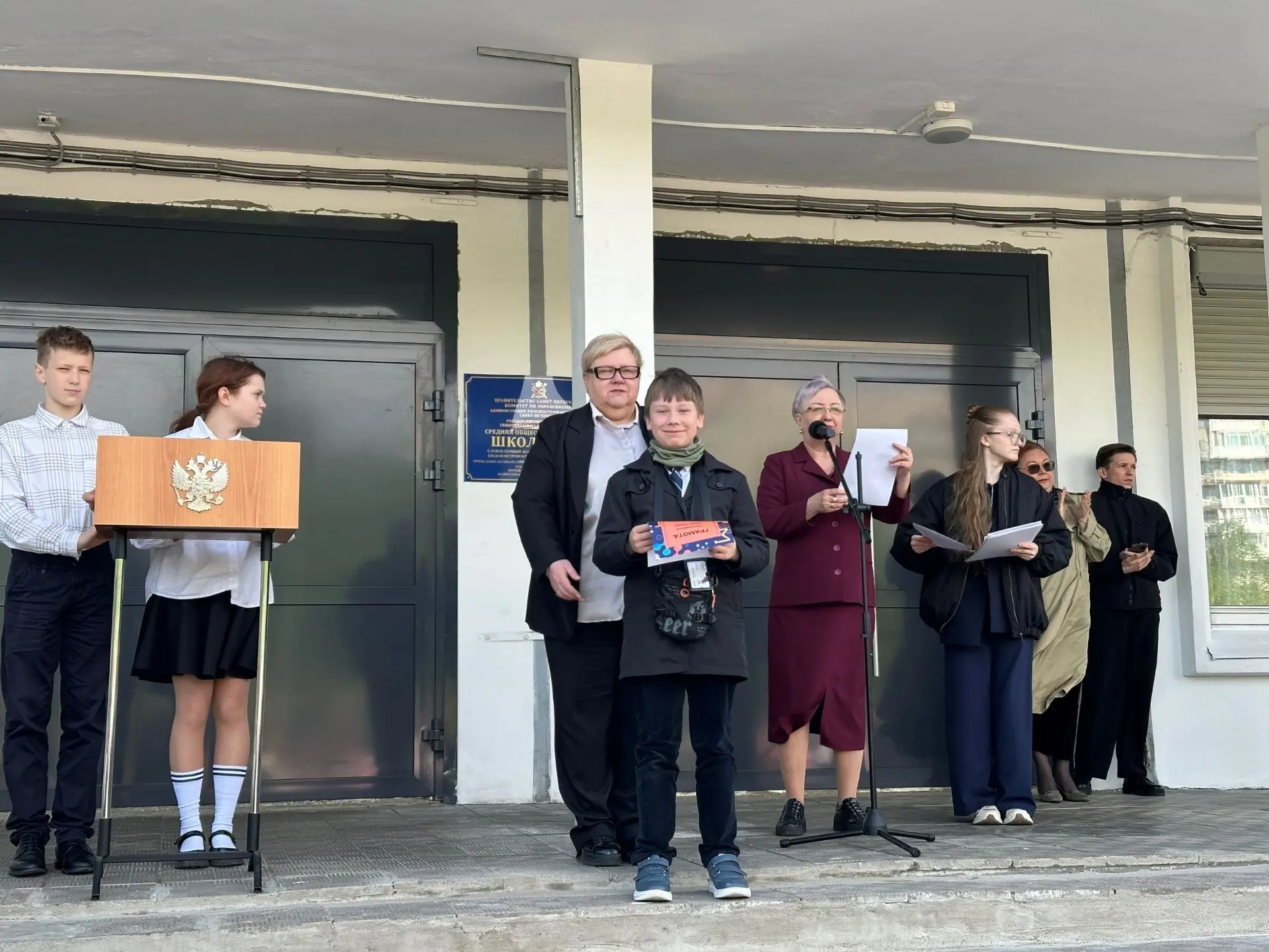 Привет, школа 👋  Утром понедельника наша школа вновь наполнилась праздничной атмосферой! Сегодня мы 