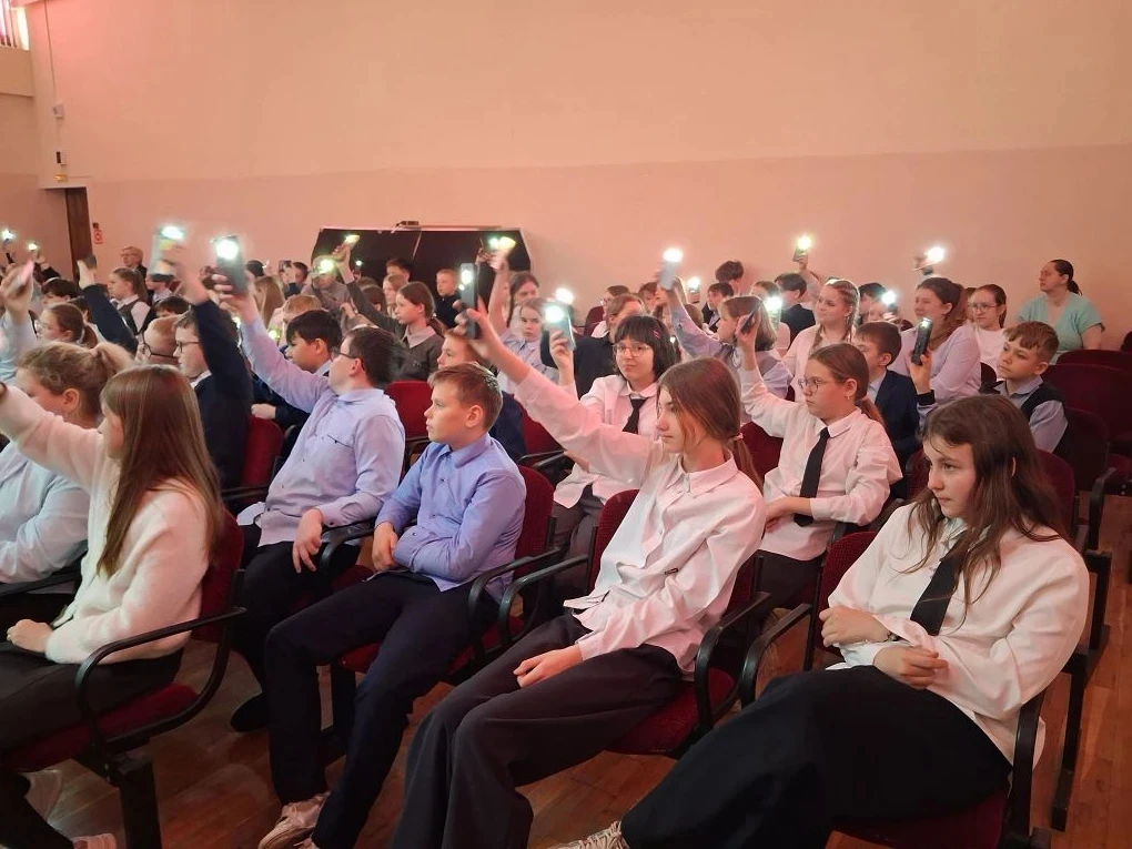 🎤 Сегодня в нашей гимназии состоялся концерт патриотической песни «Ни шагу назад»! В зале царила осо