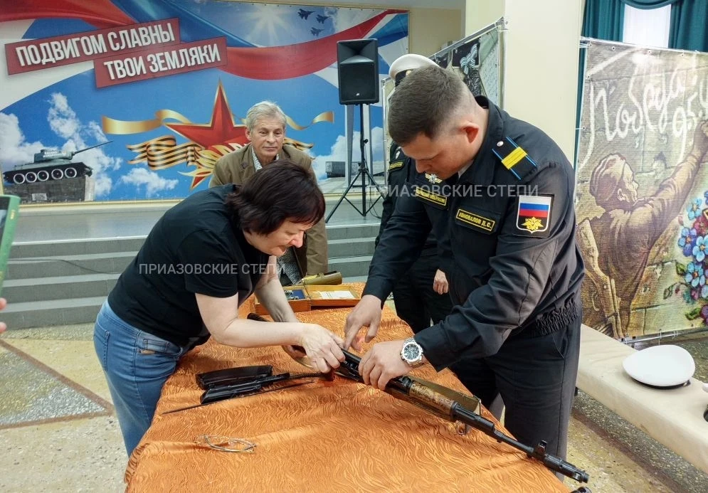 ⚡️День Победы в Ейске завершился концертом в ГДК  А перед его началом в фойе развернулись интерактив