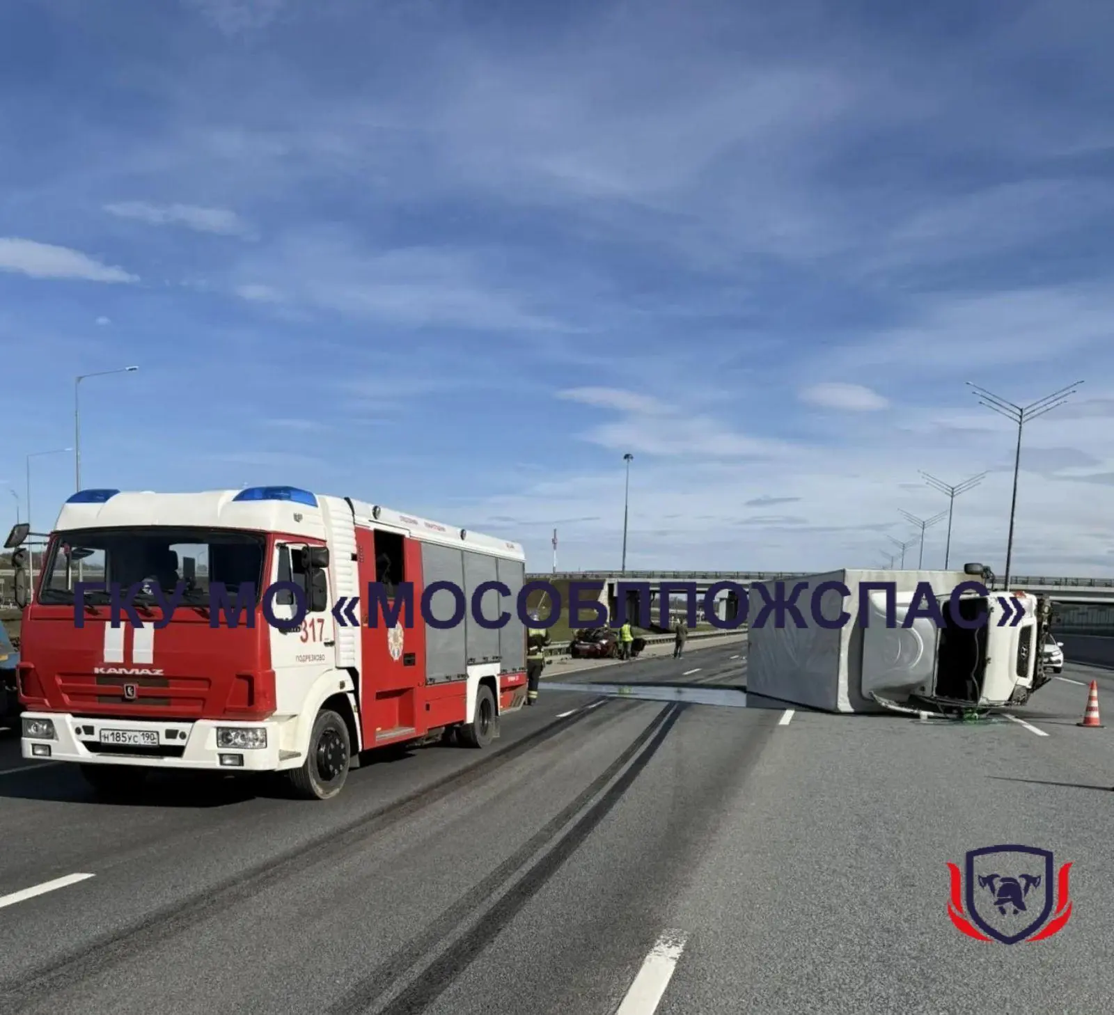 🚗 Опрокинулся на бок. Работники "Мособлпожспас" приняли участие в ликвидации последствий ДТП ⚡️  ➡️ 