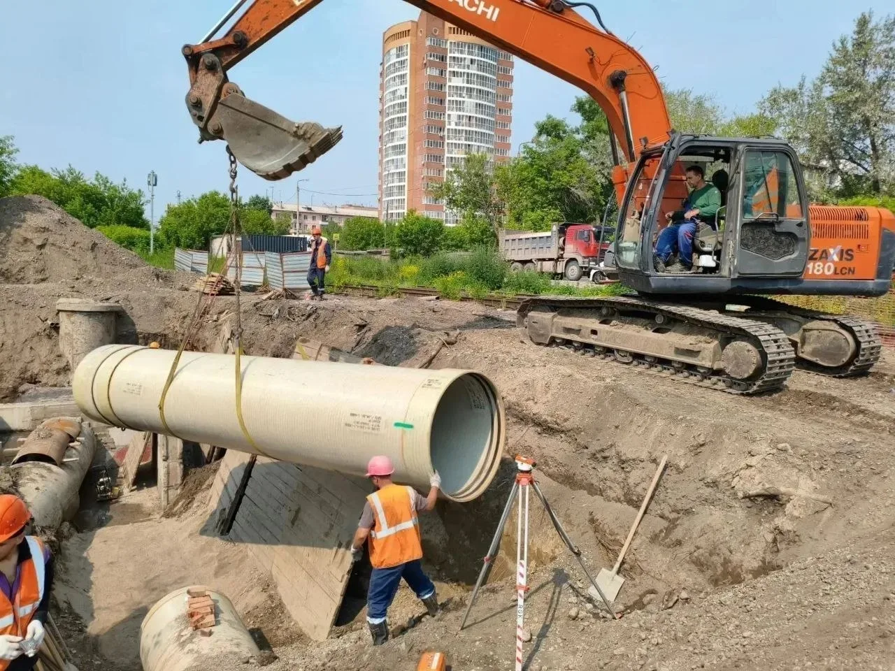 С сегодняшнего дня на почти две недели ограничено движение транспорта на Семафорной улице.  

Ограни