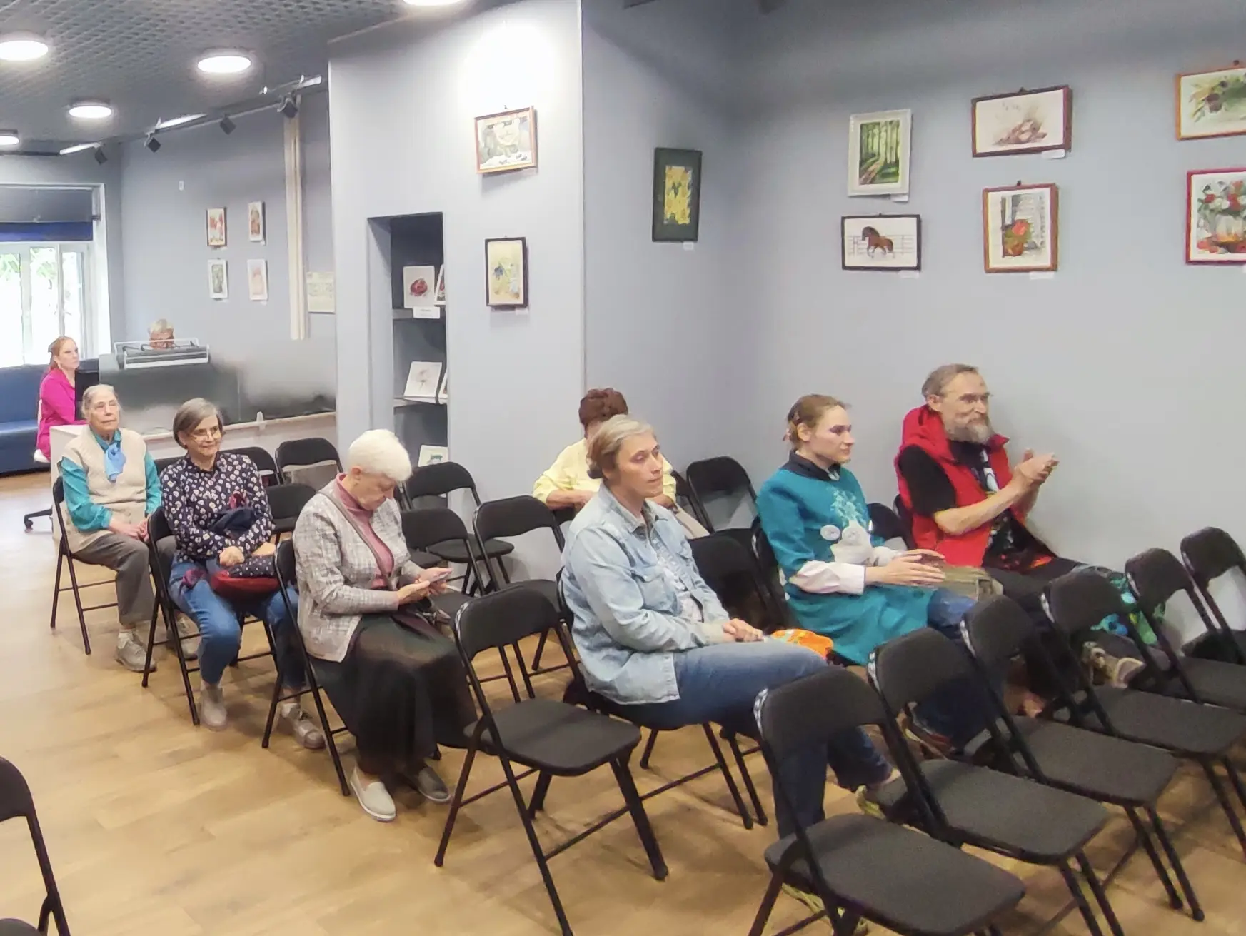 🎨 В День открытых дверей в библиотеке открылась выставка работ художественной мастерск...