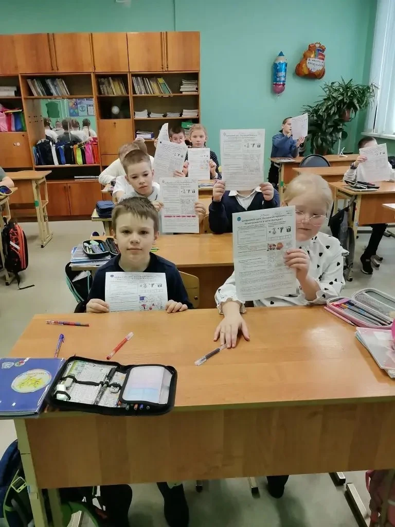 🇷🇺РАЗГОВОРЫ О ВАЖНОМ🇷🇺 Утро понедельника 02 марта 2026 года в школе традиционно началось с торжестве