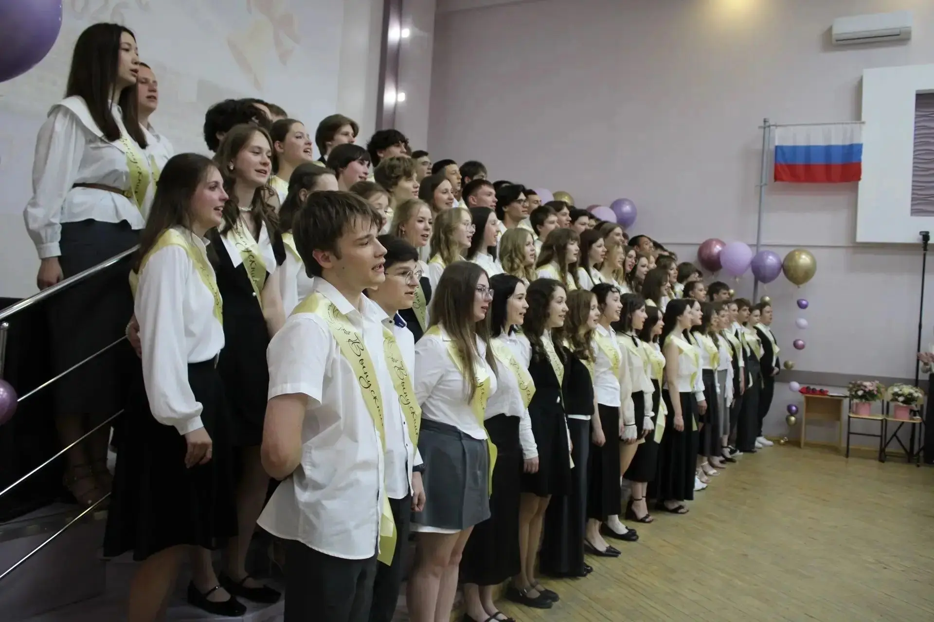 Сегодня в нашей школе прозвенел последний звонок для выпускников. Поздравляем всех одиннадцатиклассн