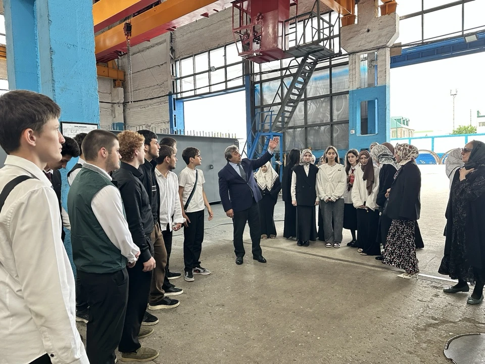🏭 Школьники Кизилюрта посетили завод металлоконструкций в рамках профтура  Территориальный центр зан