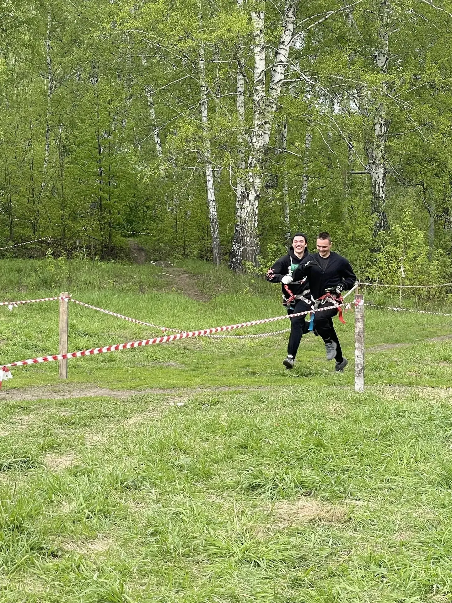 🌳 Турслет в Бугринской роще: первые шаги юных туристов! 🎒✨  20 мая ученики нашей школы совершили нез