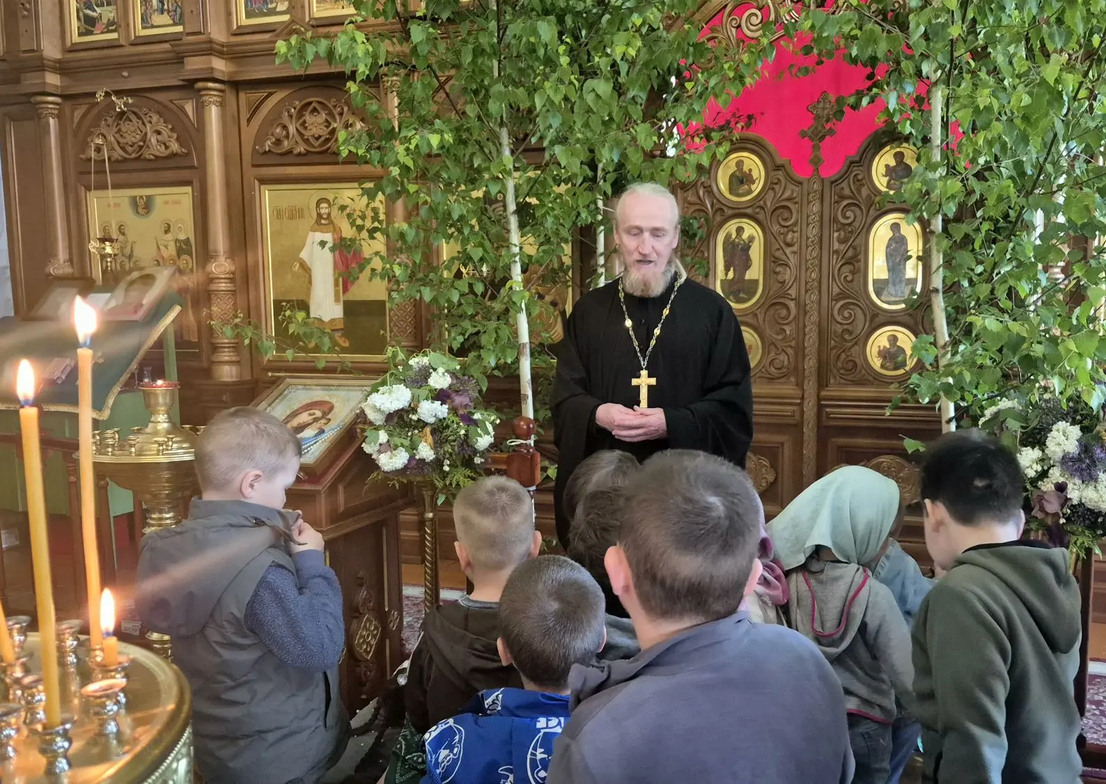 🌳✨ Сегодня наши ребята стали гостями в храме Святой Троицы нашего села. Это была не просто экскурси