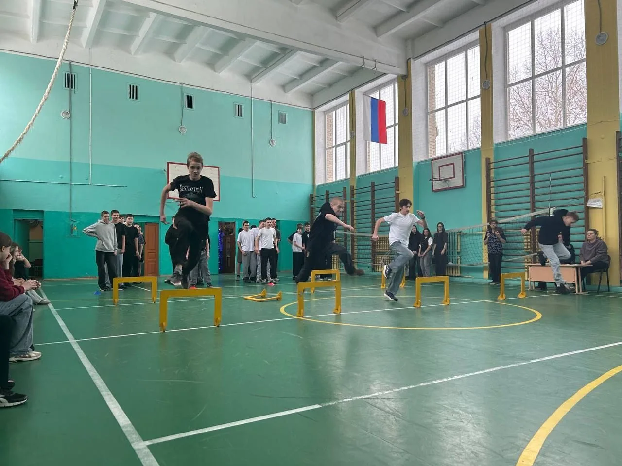 "Рыцарский турнир"   Второй день подряд в МБОУ СОШ №6 проходит "Рыцарский турнир", посвященный Дню з
