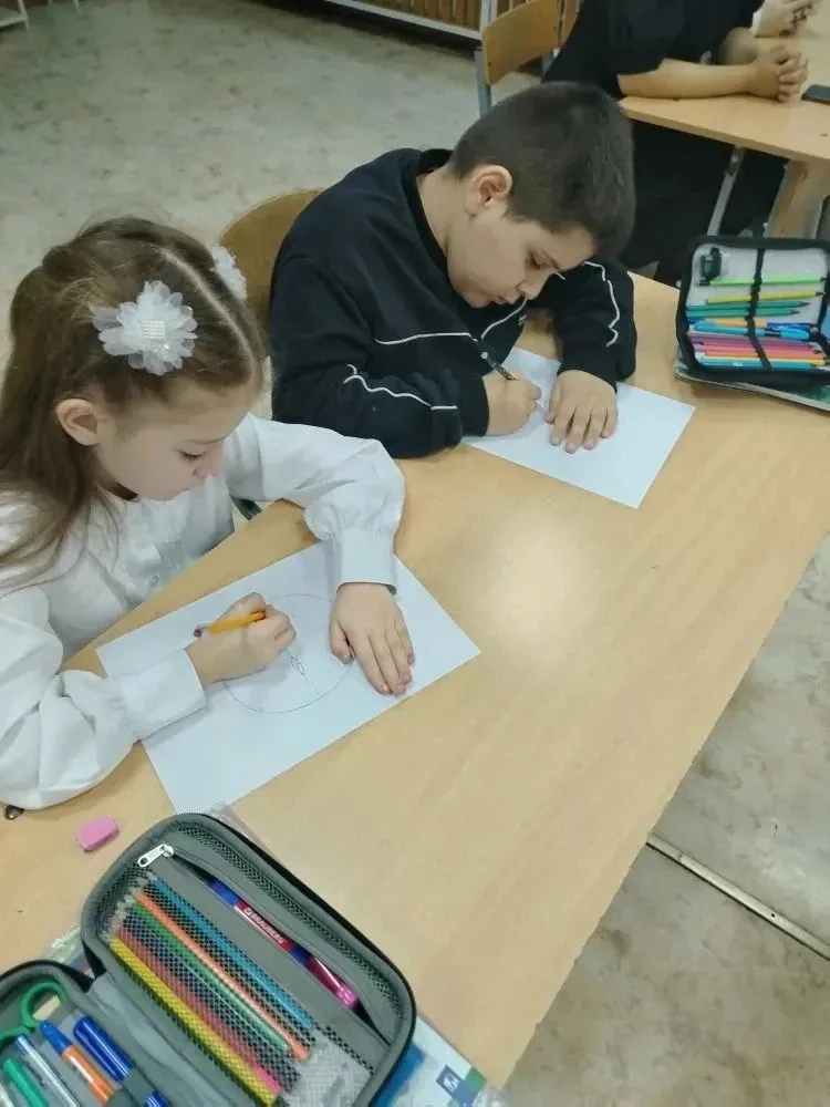 💥Ученики 1 "В" класса присоединились к акции "Моя мама - мой супергерой" и провели конкурс рисунков 