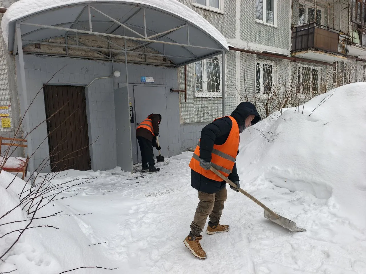 Продолжаем работать в усиленном режиме. Ежедневно очищаем придомовые территории от снега, чтобы обес