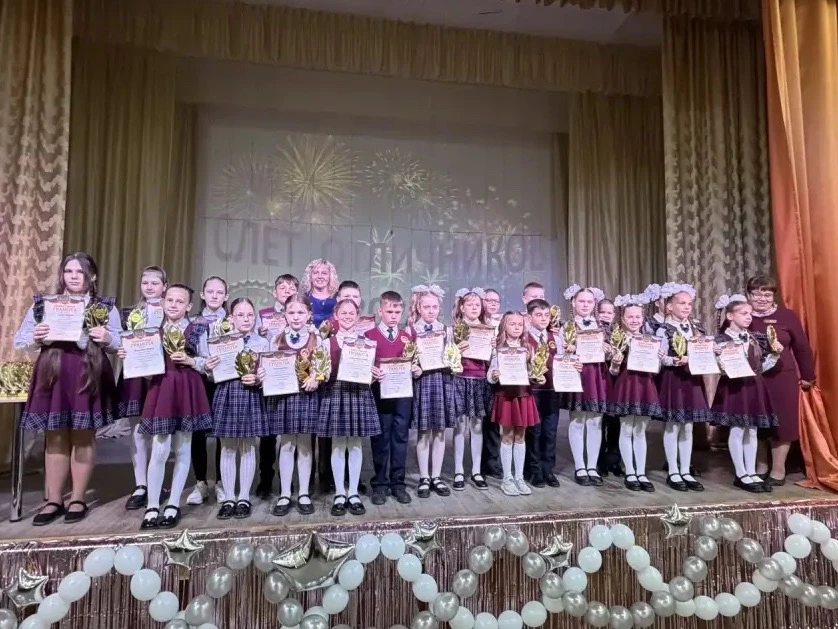 🎓 Сегодня в нашей школе прошёл слёт отличников!  Мы чествовали самых старательных и целеустремлённых