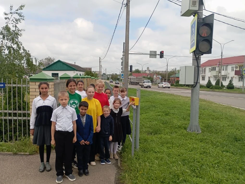 В преддверии летних каникул участники отряда ЮИД под руководством Л. В. Харченко провел...