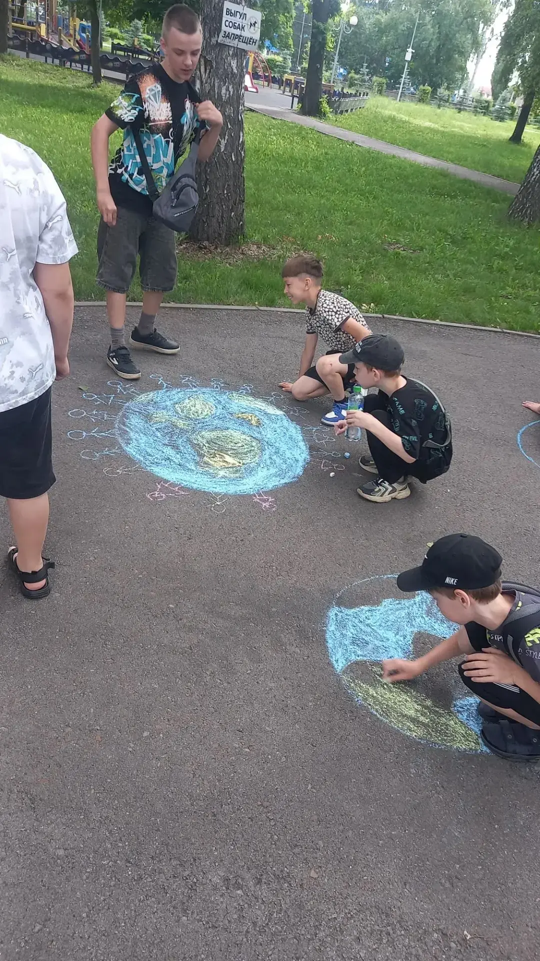 🖍️🌍 В преддверии дня памяти и скорби дети из пришкольного лагеря провели трогательные беседы, расс
