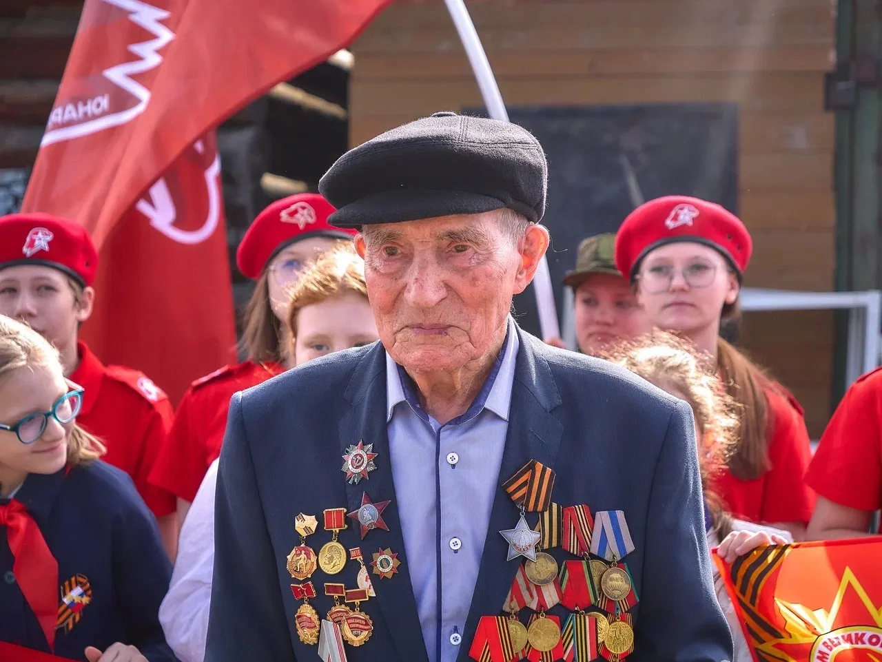 Ветеран принимал гостей стоя, ни разу не присел за всё время поздравлений. Это ли не до...