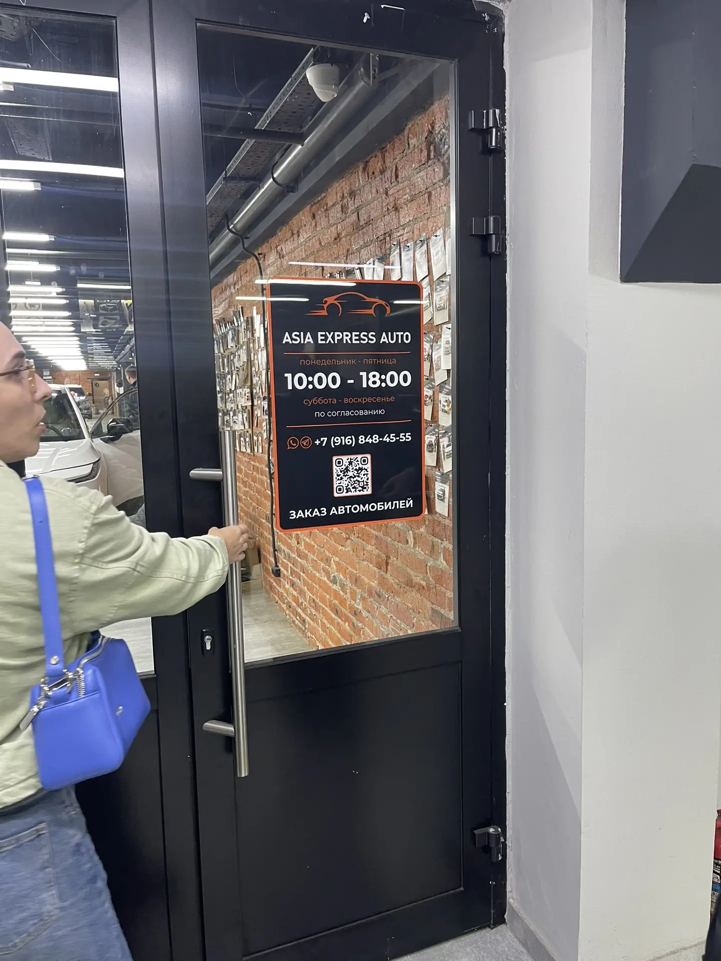 Приехали в салон присмотреть новую машинку. Которую хотели, в салоне не оказалось. Но п...