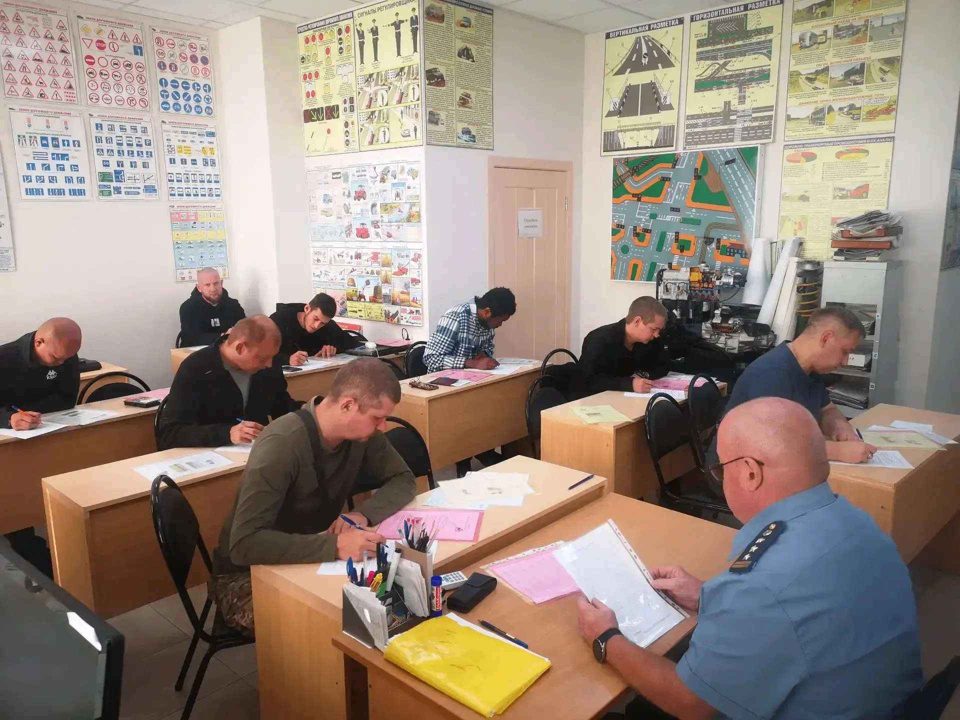 Очередной экзамен на право управления самоходными машинами категорий B, C и D прошел в ...