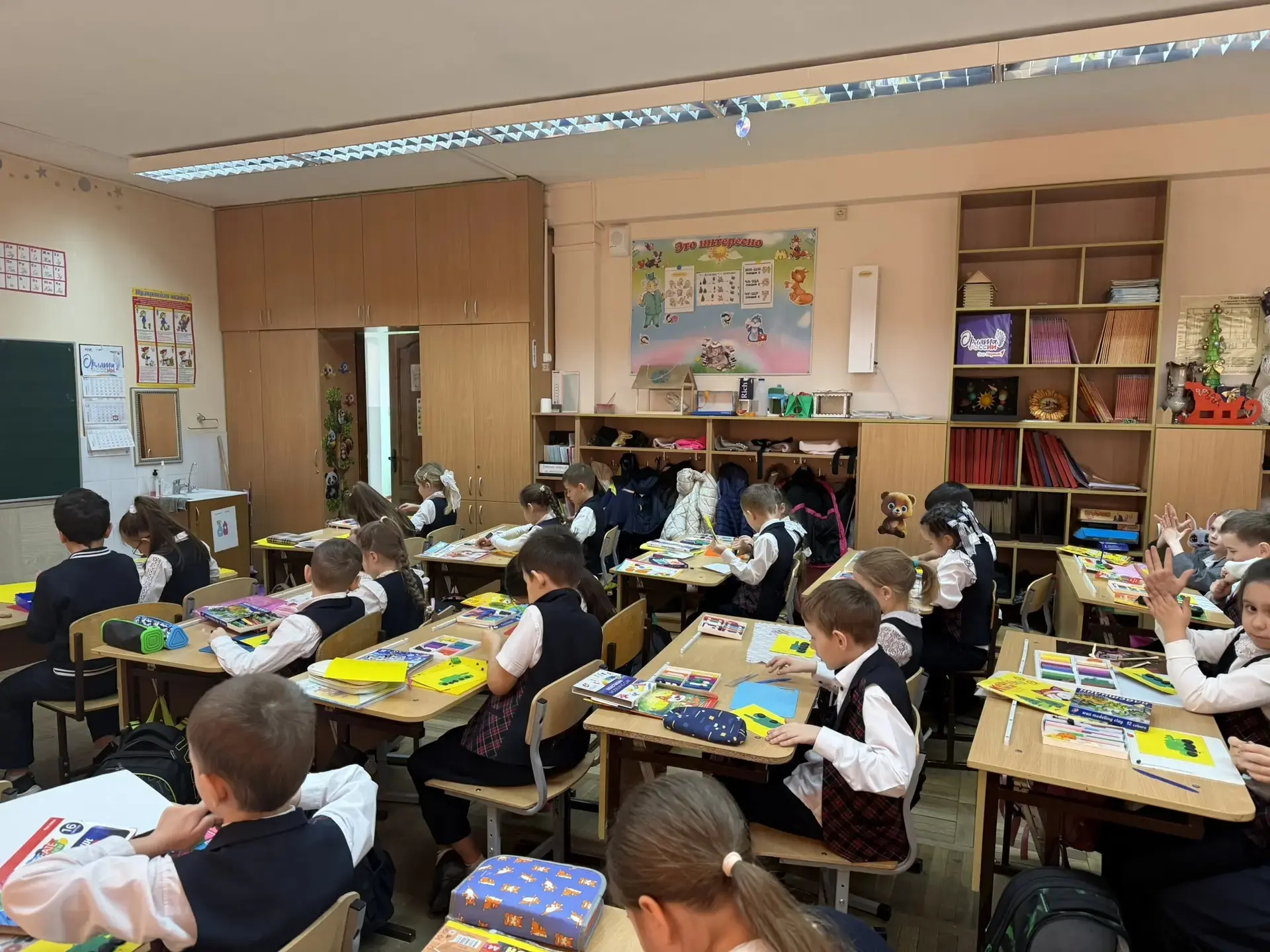 🎨✨ Наши руки не для скуки! Ученики 1 «Б» класса вместе с классным руководителем Еленой Владимировной