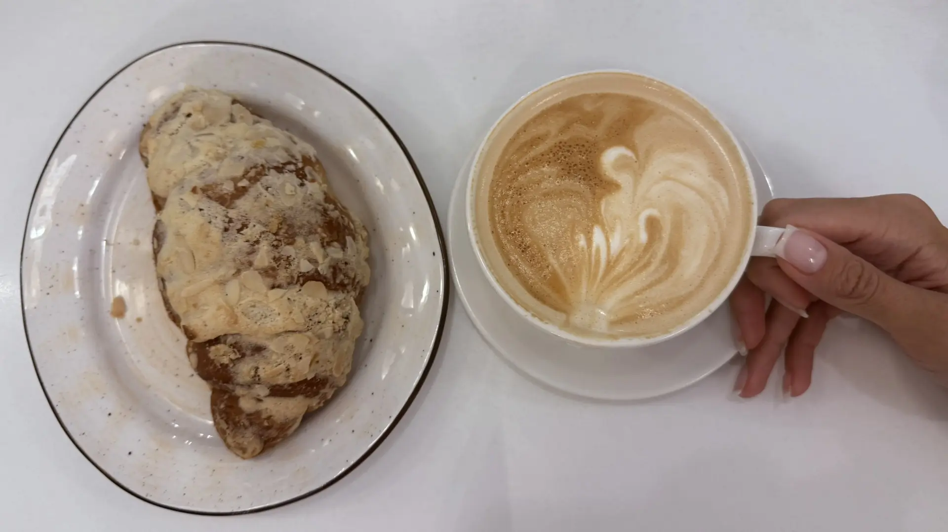Попробуйте миндальный круассан 🥐