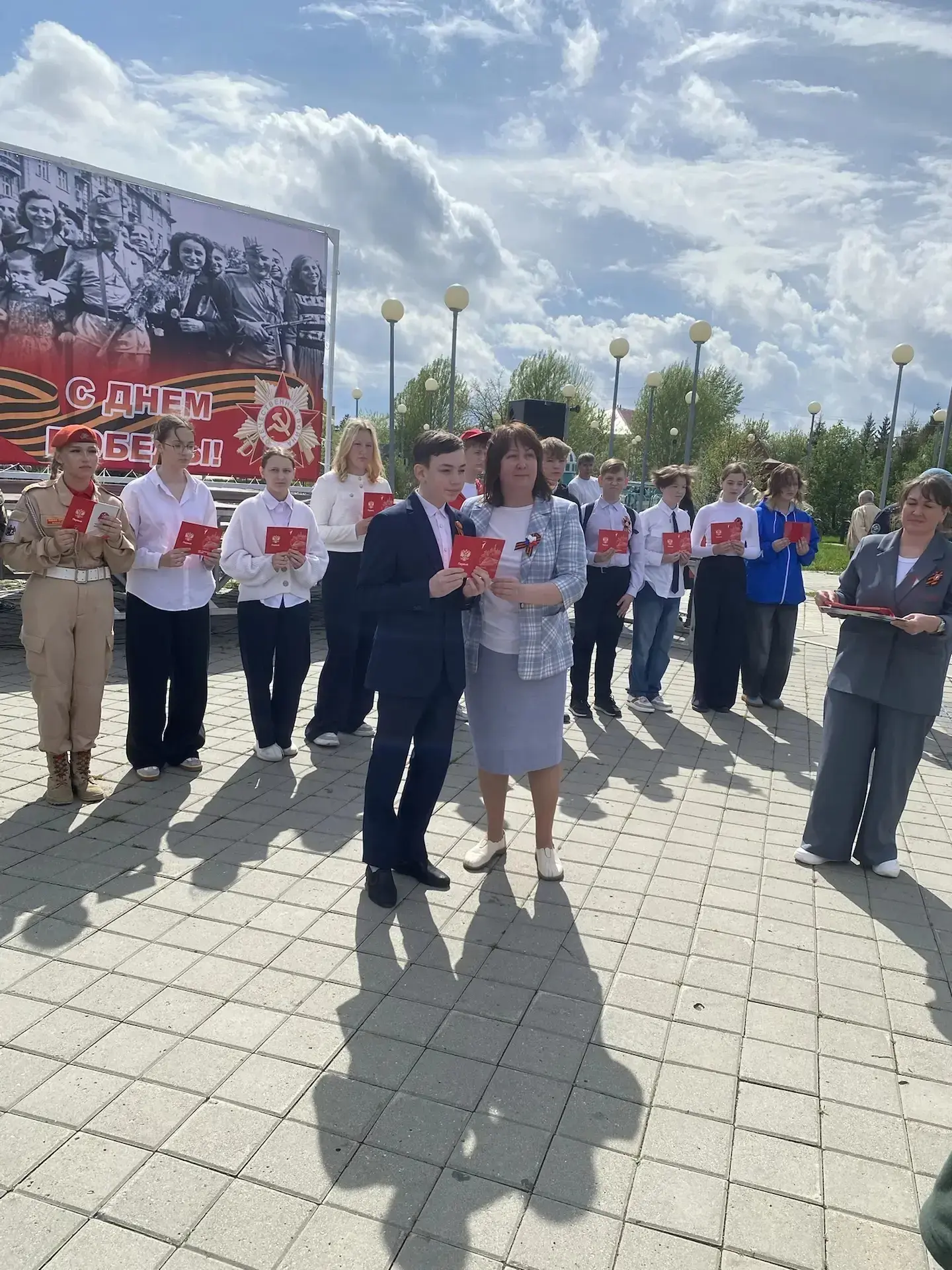 В городском парке юным ишимцам вручили обложки на паспорт от «Движения Первых» 🇷🇺  В городском парке