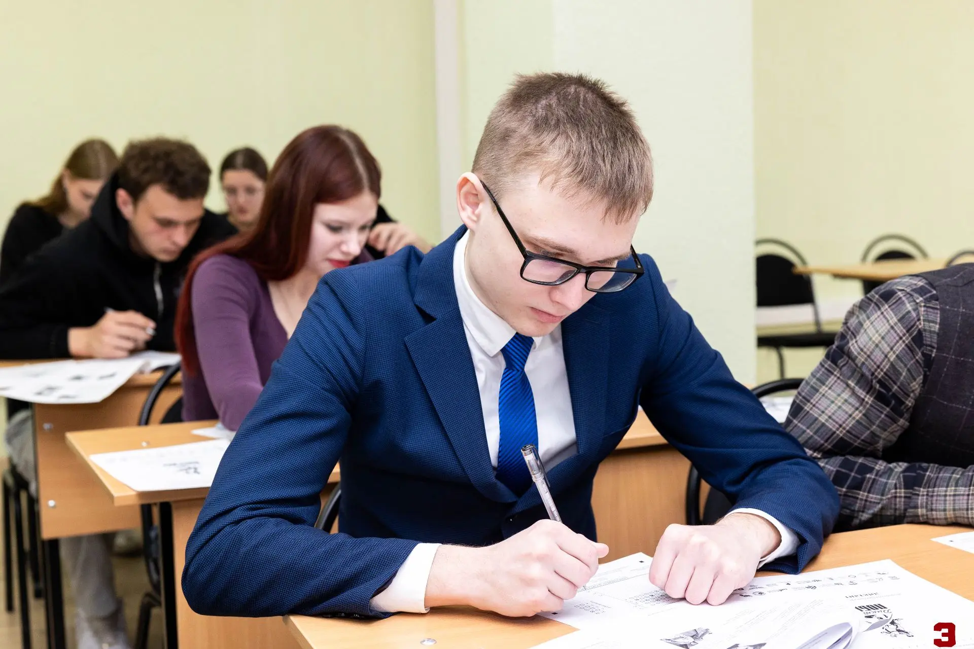 Знать, чтобы помнить…   Руководство и более 300 студентов Социально-экономического института СГТУ им