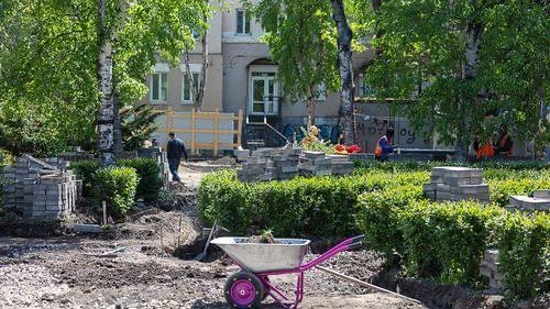 🌿 Во Владивостоке начали укладывать новые дорожки в сквере Городов-побратимов  В центре Владивостока