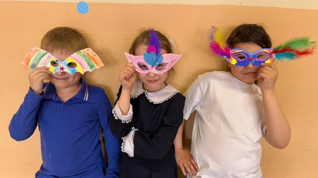 🎭 Волшебство первого класса: театральные маски своими руками!   Ученики 1 «Р» класса снова удивляют 