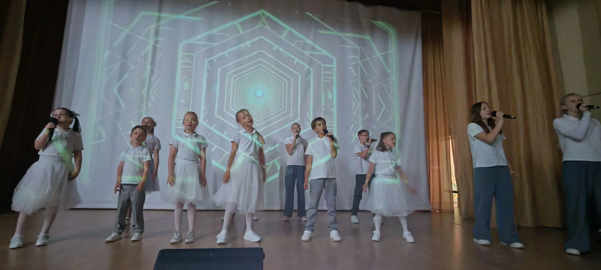 Концерт состоялся🎤 в Социальном центре «Ступинский». На сцене социально-оздоровительно...