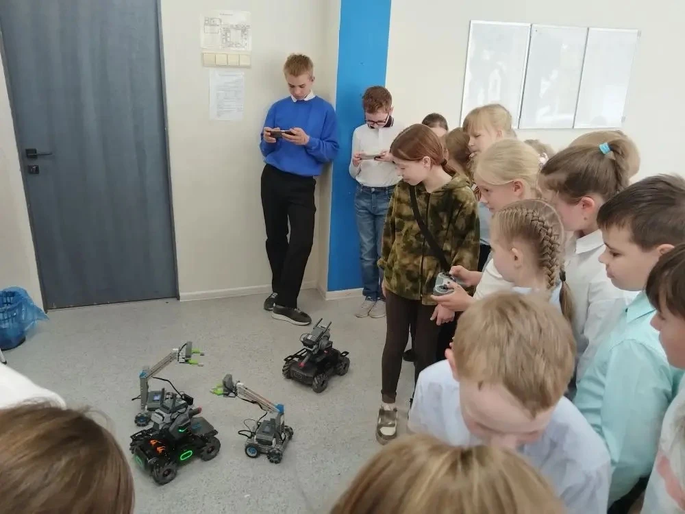 Вчера в Кванториуме был настоящий день открытий! 🤖  К нам в гости заглянули самые любознательные реб